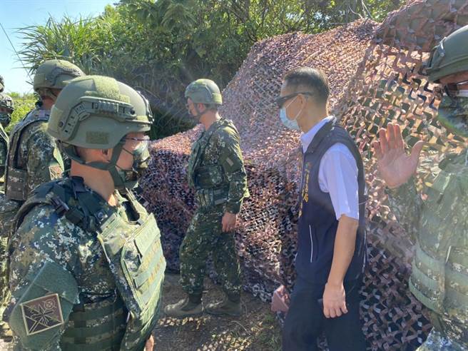 国军4日起加强戒备，上午在清水区高美溼地阵地执行「例行性重炮射击保养」。（警方提供）