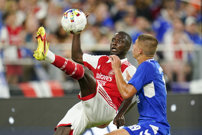 兵工厂前锋Nicolas Pepe(左)与对手抢球。（美联社资料照）