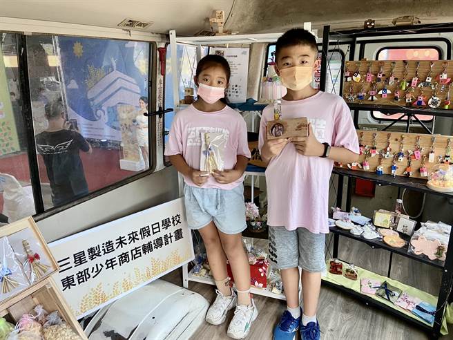 林廷叡同学（右）、林芯彤同学（左）滔滔不绝的介绍自己做的作品，每次作品卖出就会有满满的成就感，目前最喜欢的就是浮游花和木作课程。（吴佩蓉摄）