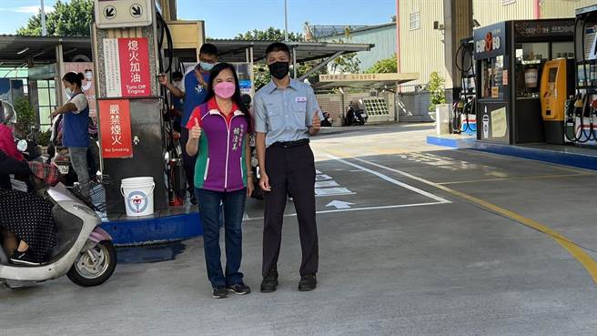 200万元特奖奖号为「54769852」，其中1张由彰化县和美镇彰美路的中油直营店开出，议员赖清美前往道贺。（赖清美提供／吴敏菁彰化传真）