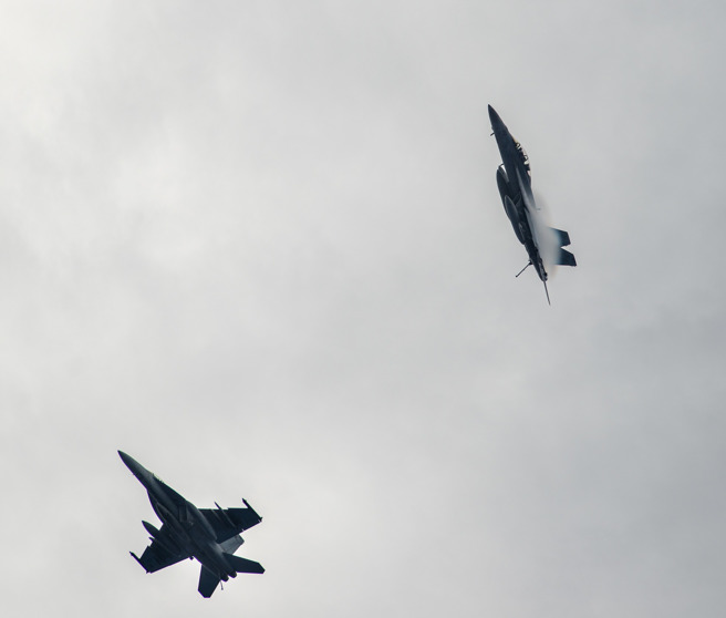 雷根号上的F-18超级大黄蜂战机在舰队上空进行衝场。(翻摄自第七舰队脸书)