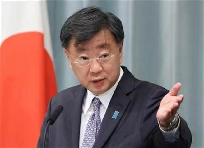 解放軍4日中午起將在台灣周邊海域實施軍演，日本內閣官房長官松野博一4日表示，「已向中方表明重大憂慮」。（摘自環球網）