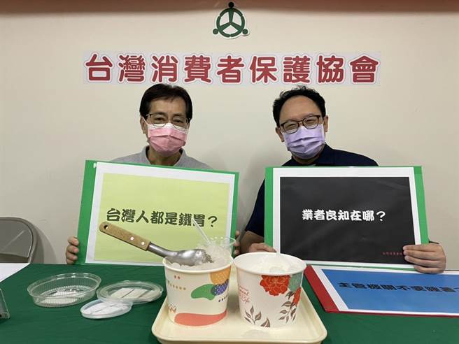 台湾消费者保护协会在台南、高雄、屏东等处抽验50间知名冰店卫生品管，竟发现有10间冰店卫生不合格，且台南某水果冰店的清冰肠杆菌更是超标3800倍。（洪浩轩摄）