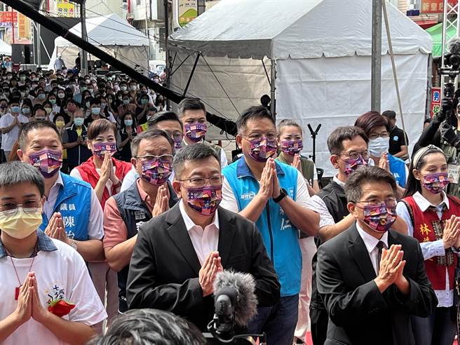 国民党新竹市长参选人林耕仁（中）4日到竹莲寺参加竹堑成年礼。（王惠慧摄）