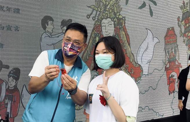 林耕仁质疑，将军村修復经费来自东区图书馆和文化部，却没有应有的藏书，文化保留也做的不伦不累，市府说的「忠实呈现」很难让人认同。（林耕仁团队提供／王惠慧新竹传真）