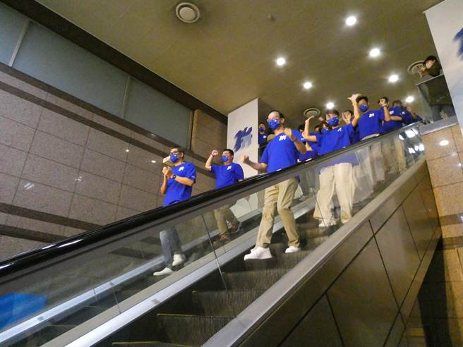 九合一選戰起跑，國民黨今辦「青年議員暨鄉鎮市長候選人推介會」，主席朱立倫親率40餘位青年參選人「火力示範」，宣示「這些就是國民黨未來」，展現力挺青年決心。獲徵召選桃園市議員的立委呂玉玲兒子陳韋曄也現身，顯見桃園整合見成效。（周志豪攝）