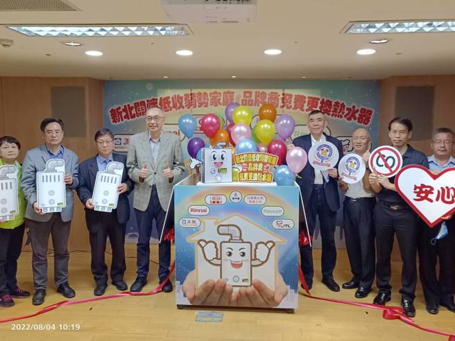 新北市政府首创与热水器品牌商签署合作备忘录，推广防范一氧化碳中毒及燃气热水器选购使用注意事项，有效减少一氧化碳中毒案件发生。(新北市消防局提供)