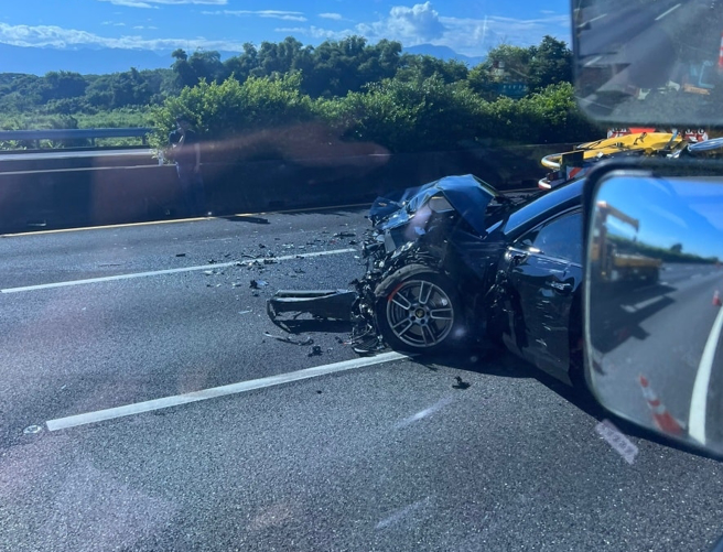 國道1號南下嘉義段4日發生車禍，一輛保時捷撞上工程車。（翻攝自臉書「記者爆料網」）