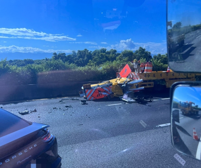 國道1號南下嘉義段4日發生車禍，一輛保時捷撞上工程車。（翻攝自臉書「記者爆料網」）
