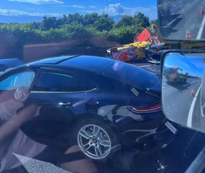 國道1號南下嘉義段4日發生車禍，一輛保時捷撞上工程車。（翻攝自臉書「記者爆料網」）