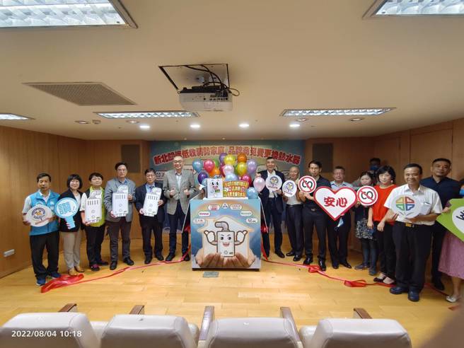 新北市政府首创与热水器品牌商签署合作备忘录，推广防范一氧化碳中毒及燃气热水器选购使用注意事项，有效减少一氧化碳中毒案件发生。(新北市消防局提供)