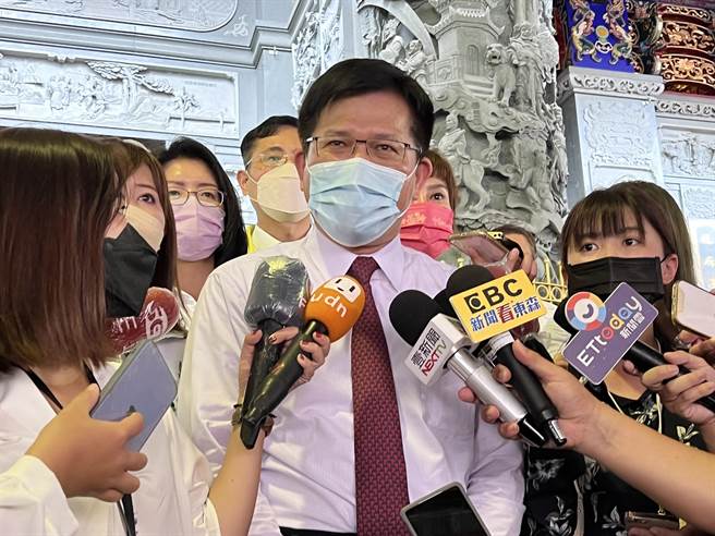 林佳龍催促侯友宜團隊商討辯論事宜。（李奇叡攝）