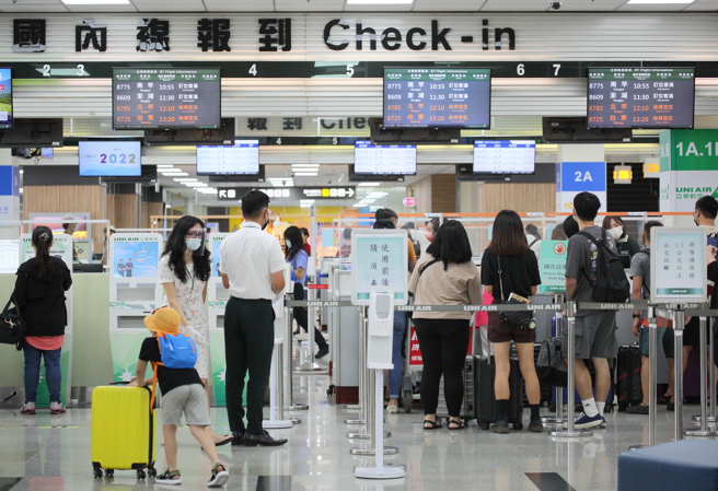 解放军预告4日中午开始包围台湾6个海空域进行3天军演，交通部长王国材指出，共有18条国际航路受影响，而国内航线4日航班正常，不少旅客在报到处等待划位。（张铠乙摄）