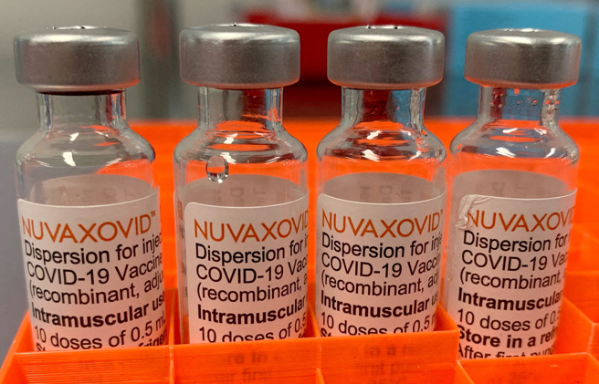 歐盟藥品管理局認為應在諾瓦瓦克斯生產COVID-19（2019冠狀病毒疾病）疫苗Nuvaxovid產品資訊的部分，將心肌炎和心包膜炎列為新的副作用。（圖/ 路透社）