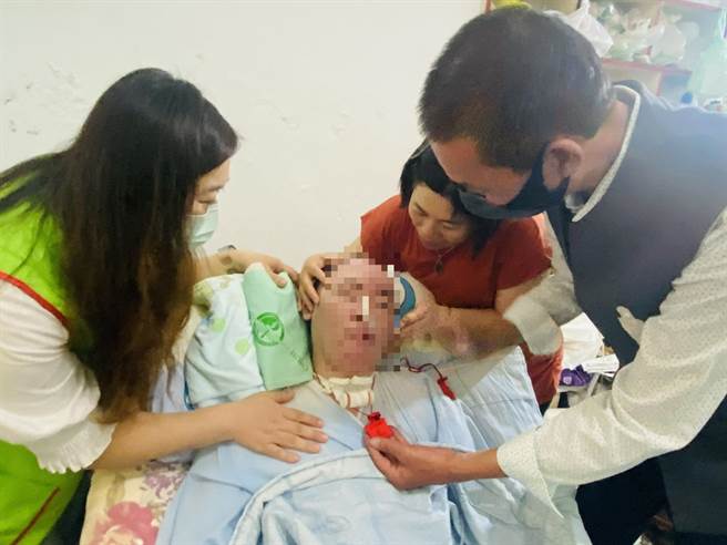 云林县北港朝天宫关怀植物人，捐赠物资与祈福香火袋。（张朝欣摄）