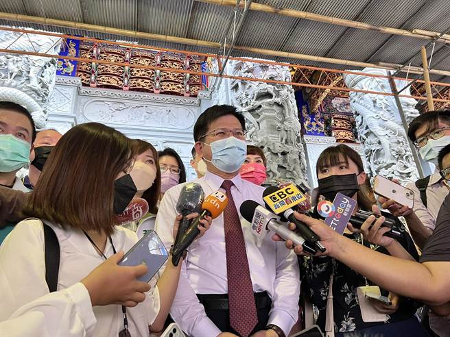 民进党新北市长参选人林佳龙针对林智坚论文案表达意见。（李奇叡摄）