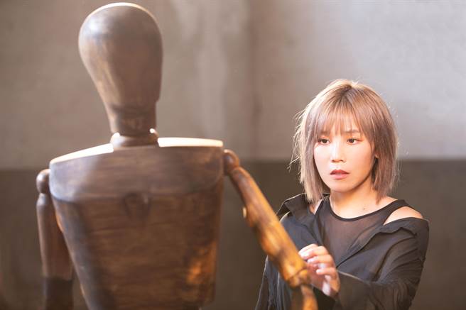 李佳薇为电影《民雄鬼屋》配音并演唱电影主题曲。（黑籁音乐提供）