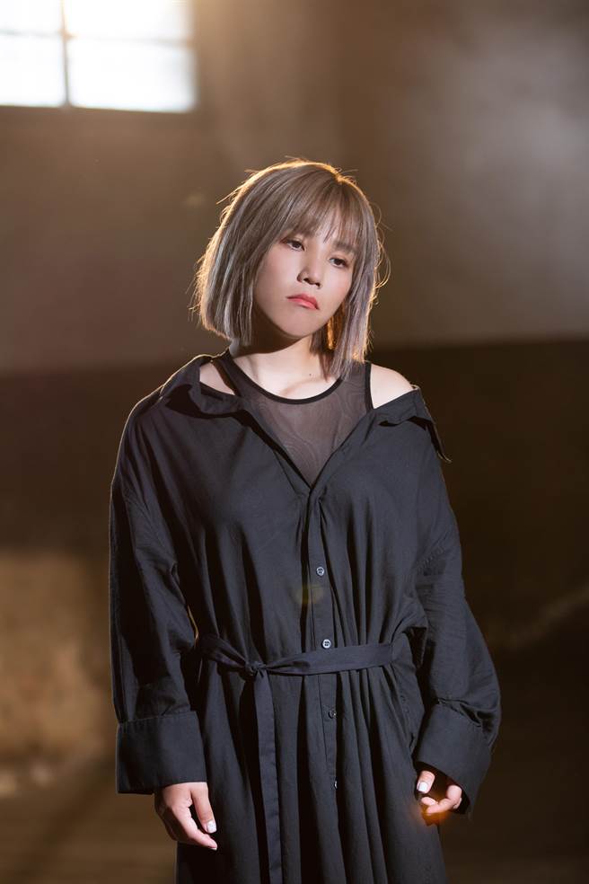 李佳薇为电影《民雄鬼屋》配音并演唱电影主题曲。（黑籁音乐提供）