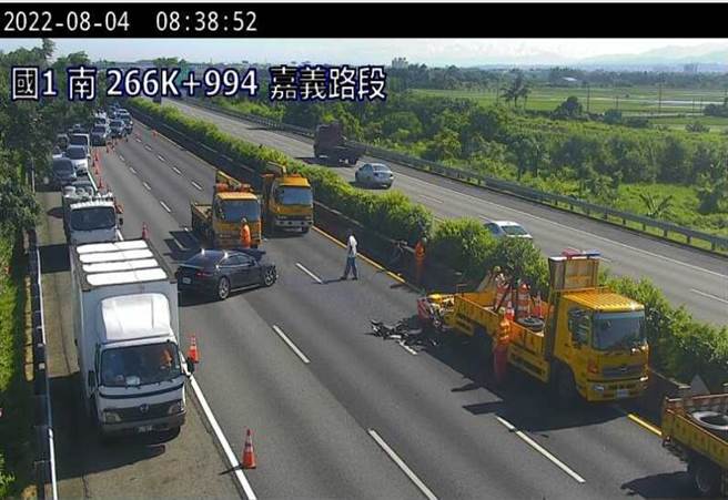 國道1號南向267公里處，嘉義縣太保路段發生保時捷追撞工程車事故，保時捷車頭嚴重毀損。（嘉縣消防局提供∕呂妍庭嘉義傳真）
