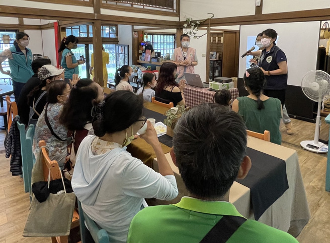 移民署南區事務大隊嘉義市服務站黃艷薰主任宣導反賄選。(移民署嘉義市服務站提供)