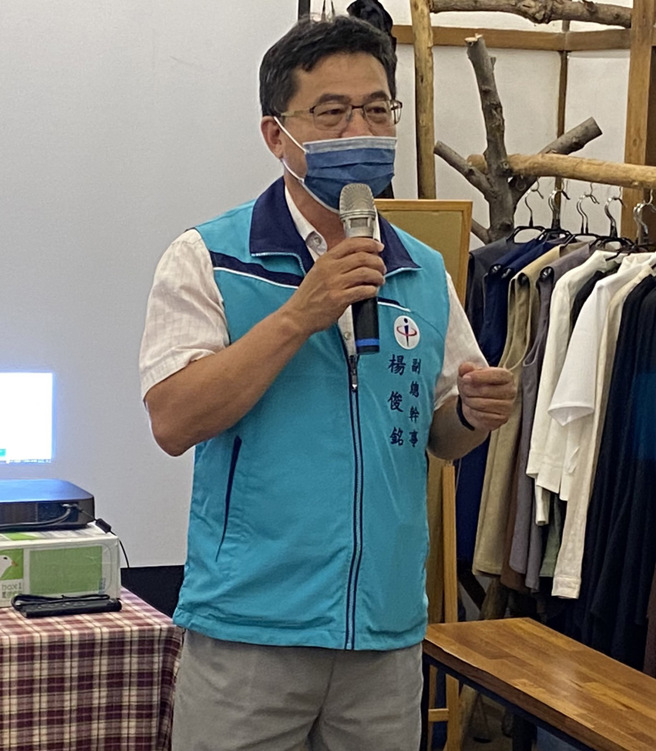 嘉義市選舉委員會楊俊銘副總幹事介紹選舉規定。(移民署嘉義市服務站提供)