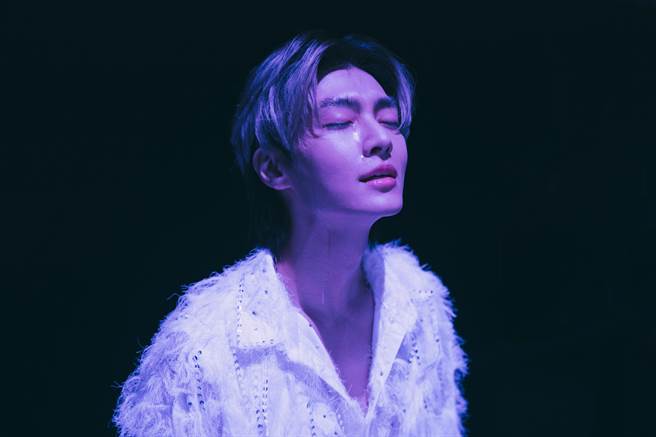 炎亚纶泪流满面。（络思本娱乐制作提供）