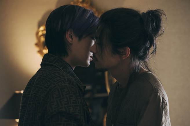 姚淳耀（右）安抚炎亚纶不安的心。（络思本娱乐制作提供）