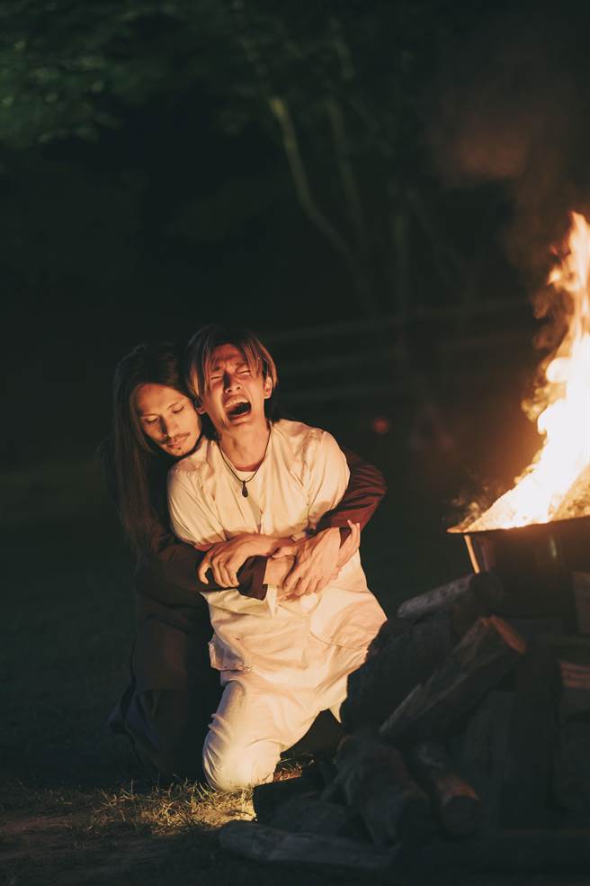 姚淳耀（后）读心炎亚纶。（络思本娱乐制作提供）