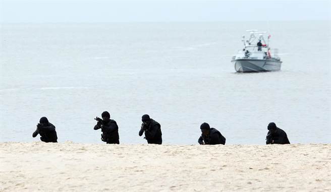 圖為海龍蛙兵過去在料羅灣海域進行海域滲透、突擊的作戰。（示意圖／資料照）