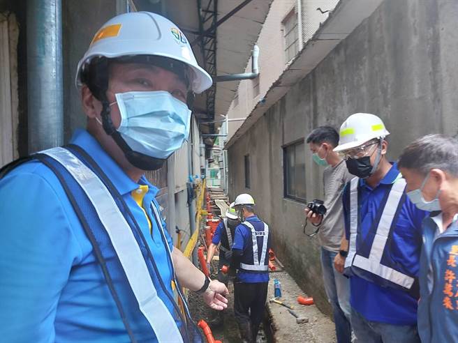 新北市长侯友宜视察树林区污水用户接管工程。（陈慰慈摄）