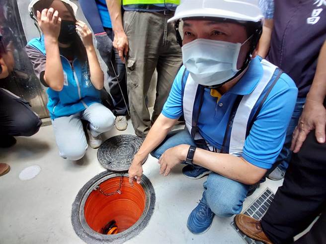 新北市长侯友宜表示，污水下水道接管工程完工后，住户后巷变得乾净，蟑螂、老鼠还有蚊虫也减少。（陈慰慈摄）