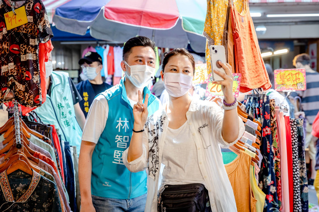 林智堅到大溪市場掃街。(取自林智堅臉書)