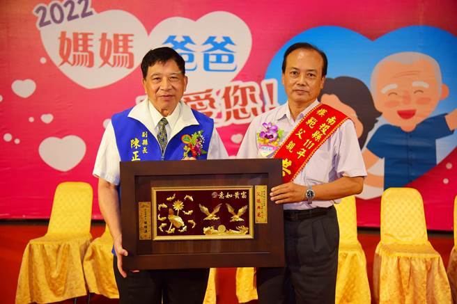 南投市民黄书杭，南投高商教官退休，目前担任立委许淑华服务处主任，荣获模范父亲殊荣。(南投县政府提供)