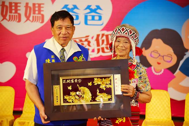 瑞岩部落高万春女士，担任邻长12年，热心公益照顾弱势，在部落中閒置空间整理出一片花园，小朋友昵称花奶奶。(南投县政府提供)