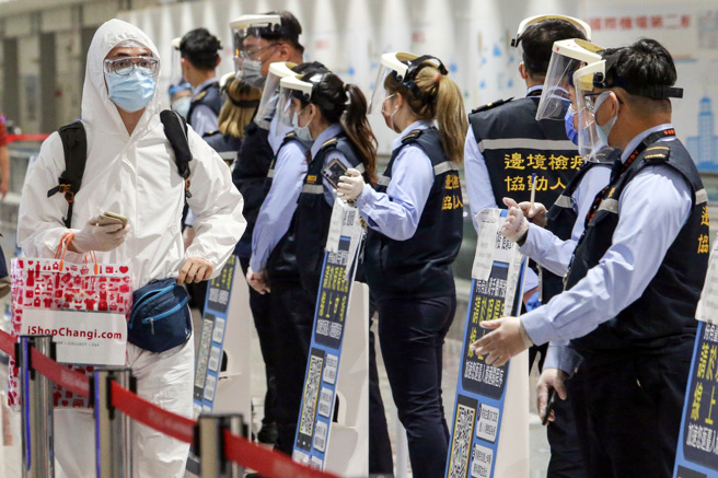 韓國宣布8月底前開放台灣旅客免簽入境，指揮中心稱疫情不對等，不互惠開放。圖為旅客入境台灣的畫面。（本報系資料照）