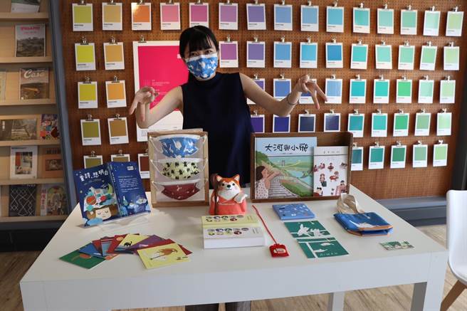 桃园青年插画家「灰尘鱼」，擅长以拟人手法描绘萌系动物。（蔡明亘摄）