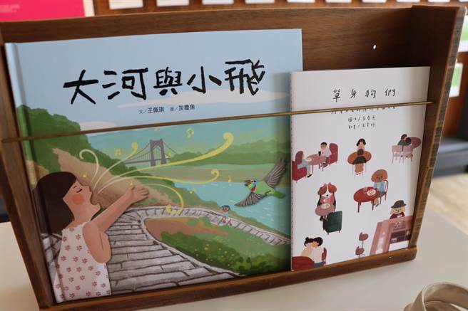灰尘鱼曾绘画凤飞飞在大溪的成长故事的亲子绘本，用画笔介绍桃园之美。（蔡明亘摄）