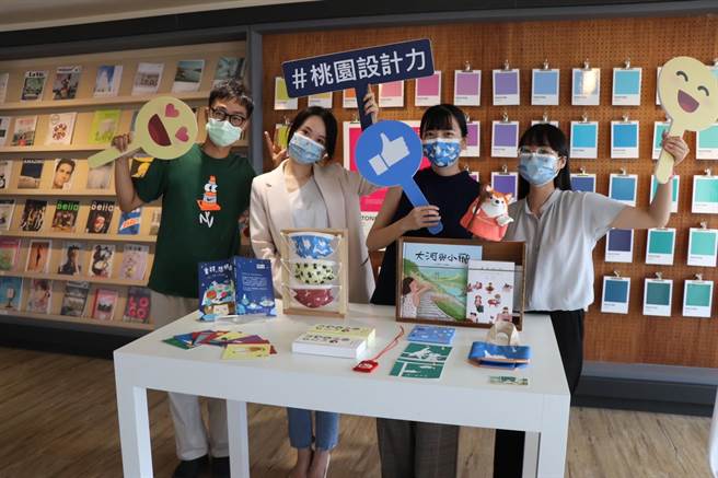 桃市府青年局长陈冠颖（左二）表示，期盼吸引更多设计师、创作团队与自由接案者进驻桃园设计库。（蔡明亘摄）