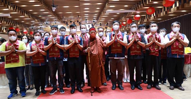 开山住持心道法师与地方各界代表合影。（灵鹫山佛教教团提供）