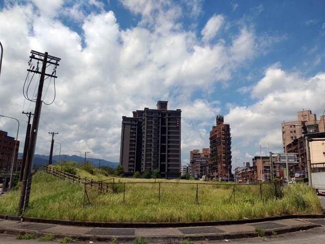 基隆市七堵区光明路旁，将兴建基隆市第一座社宅。预计2027年可以完工启用。（张志康摄）