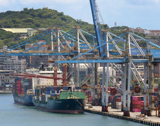 大陆解放军4日起在台湾周边海域举行演习，在基隆港内，码头作业正常运行并未受到影响。（范扬光摄）