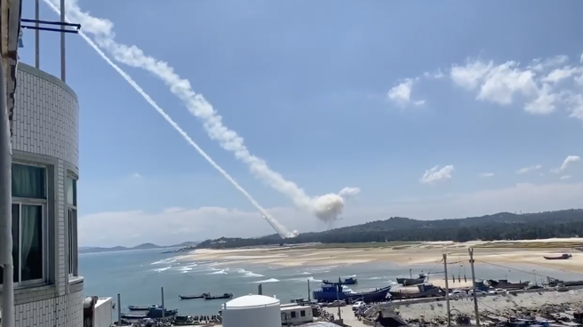 有平潭民眾拍下解放军陆基装备发射火箭弹的以及直升机呼啸而过的画面。（Telegram）