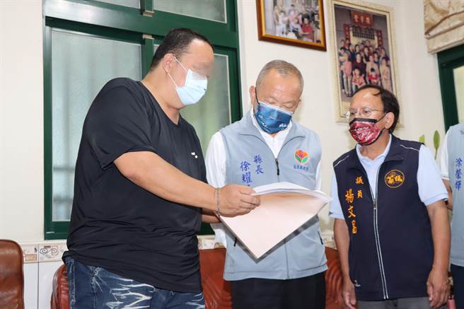 苗栗县长徐耀昌等人前往豆罗男家中慰问。（苗栗县府提供／李京升苗栗传真）