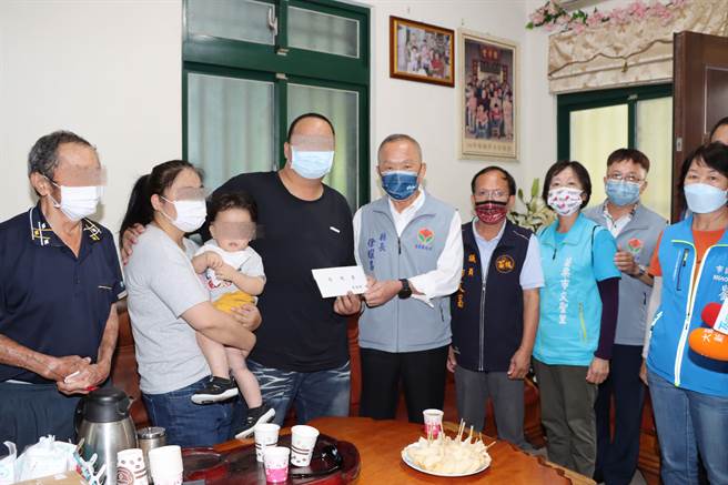 苗栗县长徐耀昌致送劳动部慰助金予家属。（苗栗县府提供／李京升苗栗传真）