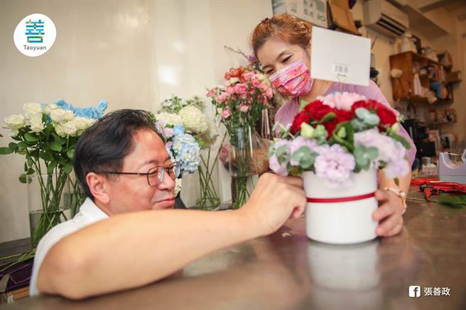 國民黨桃園市長參選人張善政今透過臉書曬恩愛。（摘自張善政臉書）