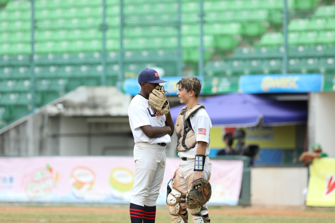 U12美国队捕手手上会戴上战术护腕。（中华棒协提供）