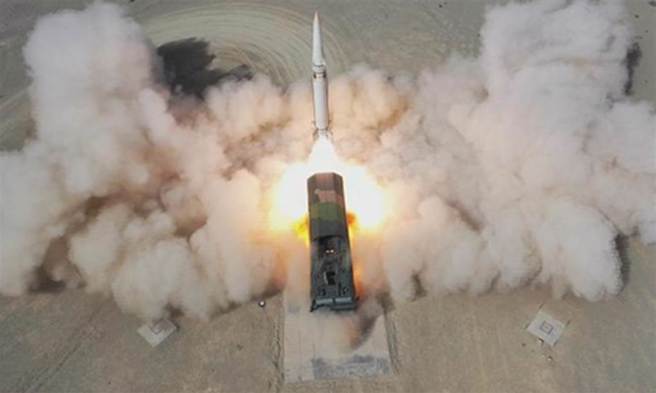 圖為2021年央視公開影片顯示，大陸火箭軍成功試射的新型東風飛彈。（示意圖/央視）