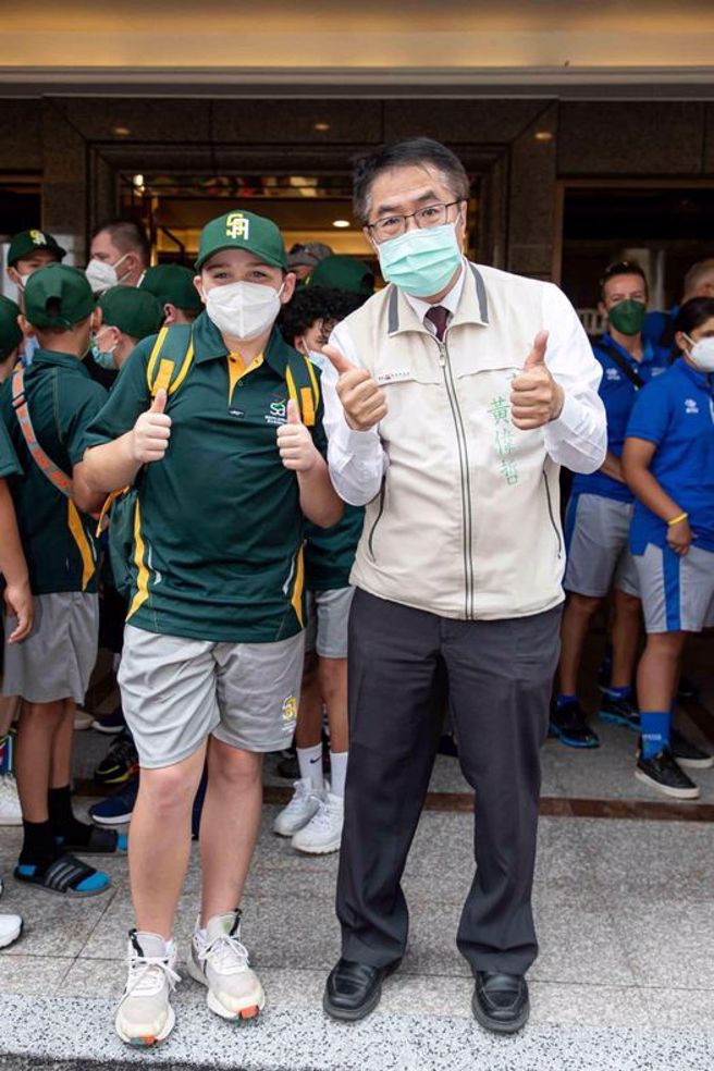 台南市长黄伟哲（右）与南非球员。（图 / 取自黄伟哲脸书）