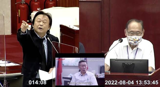 台北市議會下午進行交通部門質詢，市議員王世堅（左）質詢無人公車推動進度。（摘自北市議會直播網）