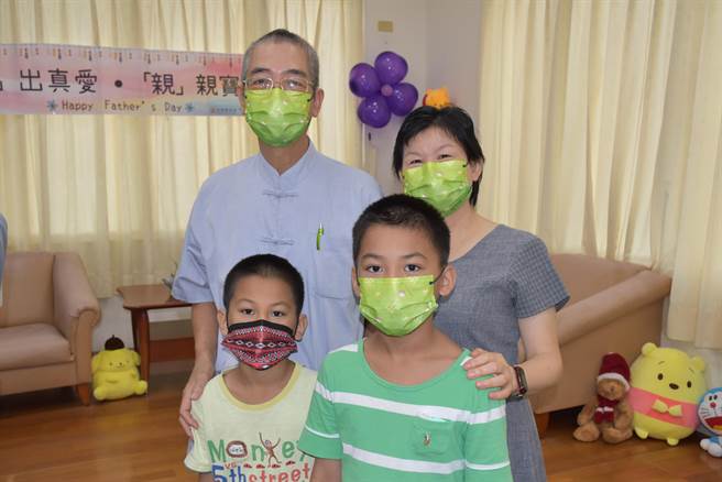 林坤城、施碧满夫妻担任寄养家庭21年，照顾过31位弱势孩子，目前正在照护2个原住民孩子。（谢明俊摄）